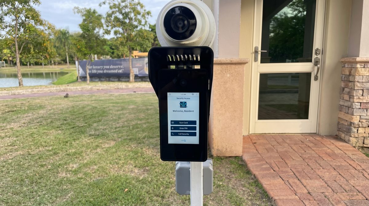 Kiosko de acceso virtual de AIG Guard en el portón de una urbanización