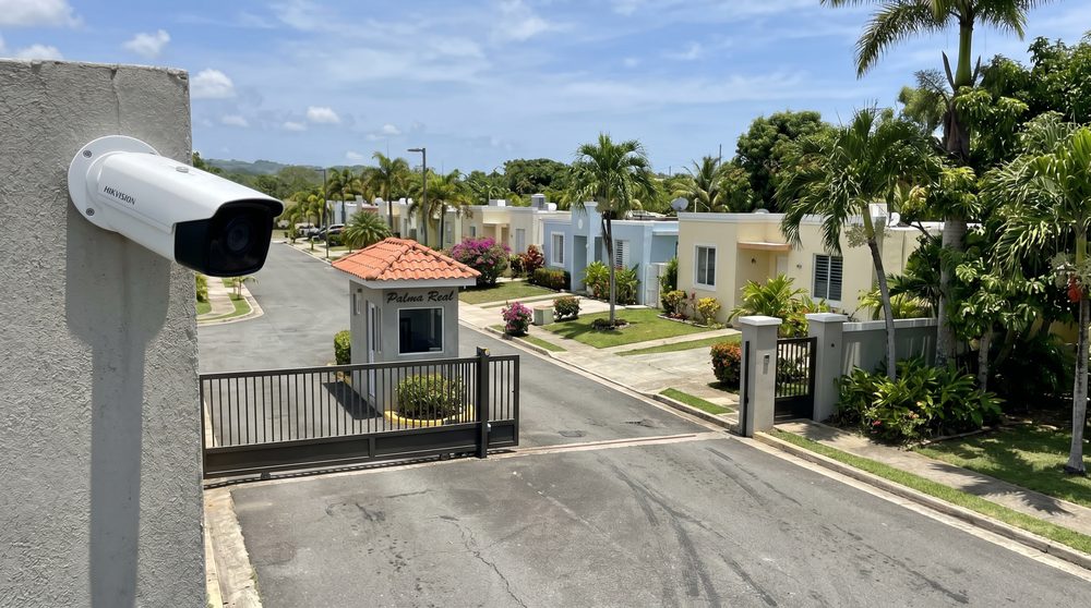 Entrada de urbanización vigilada por cámara de seguridad de AIG Guard